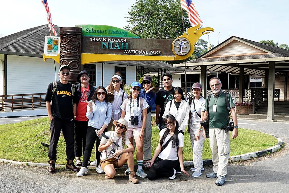 Penulis, Encik Khalid Baba (paling kiri) berkunjung ke Miri bersama wartawan dari Kuala Lumpur, Brunei dan Indonesia.