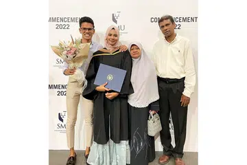 BERKAT SOKONGAN KELUARGA: Cik Nur Fatin Hanani (dua dari kiri) bersama ibu bapanya Encik Mohamad Mohideen Packir Rowther (kanan) dan ibunya Cik Zainab Darus (dua dari kanan) dan abangnya Encik Muhammad Luqman Nul Hakim Mohamad Mohideen, 29 tahun (kiri). - Foto ihsan NUR FATIN HANANI