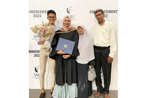 BERKAT SOKONGAN KELUARGA: Cik Nur Fatin Hanani (dua dari kiri) bersama ibu bapanya Encik Mohamad Mohideen Packir Rowther (kanan) dan ibunya Cik Zainab Darus (dua dari kanan) dan abangnya Encik Muhammad Luqman Nul Hakim Mohamad Mohideen, 29 tahun (kiri). - Foto ihsan NUR FATIN HANANI