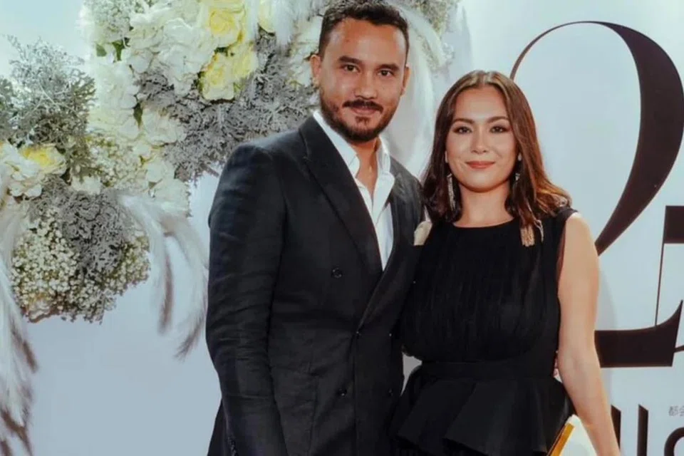 MASIH SELESA BERKAWAN: Siti Saleha (kanan) enggan rasa tertekan dan belum bersedia untuk berumah tangga dengan kekasihnya, Joshua Fitton, atas dasar masih ingin lebih mengenali.