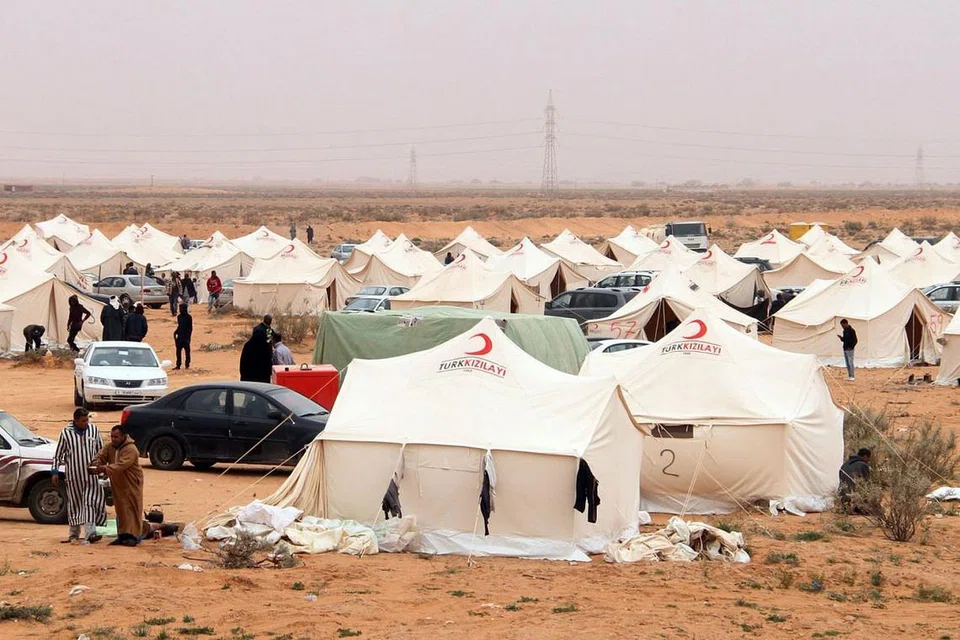 TERUSIR: Khemah di padang pasir di Qararat Al-Qatf yang menjadi tempat perlindungan penduduk terusir dari bandar Tawergha kerana menyokong pemimpin Libya yang disingkir, Muammar Gaddafi. - Foto AFP