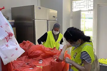 USAHA KURANGKAN PEMBAZIRAN MAKANAN: Badan amal setempat Free Food For All sering mengadakan acara pengagihan makanan. Kini, mereka mengenalkan pilihan tujuh sajian sedia dimakan yang menepati cita rasa warga setempat misalnya nasi ayam dan nasi goreng. - Foto FREE FOOD FOR ALL