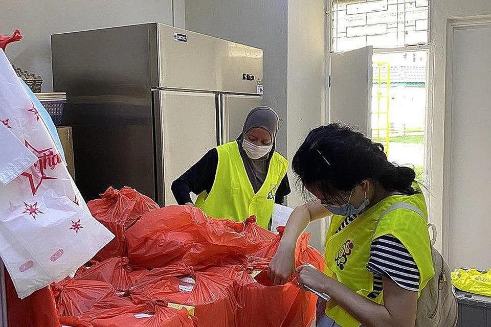 USAHA KURANGKAN PEMBAZIRAN MAKANAN: Badan amal setempat Free Food For All sering mengadakan acara pengagihan makanan. Kini, mereka mengenalkan pilihan tujuh sajian sedia dimakan yang menepati cita rasa warga setempat misalnya nasi ayam dan nasi goreng. - Foto FREE FOOD FOR ALL