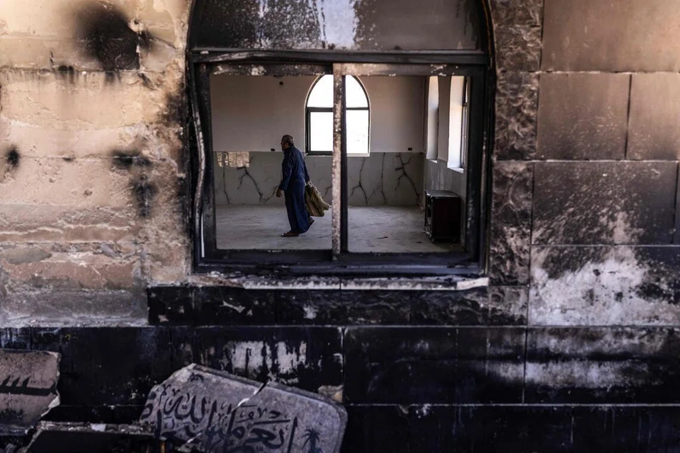 Seorang lelaki Palestin di sebuah masjid yang didakwa dibakar oleh pendatang Israel di kampung Qusra, selatan Nablus, di Tebing Barat yang diduduki, pada 26 Julai 2026. Pihak berkuasa Palestin memaklumkan dua masjid dibakar dalam siri serangan pendatang haram Israel yang turut menyasarkan kenderaan dan tanah pertanian, hanya dua hari selepas pertempuran berdarah di Tal yang mengorbankan enam nyawa.