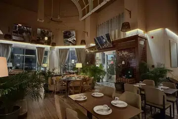 Restoran Cef Akmal Anuar kelihatan kosong di Harummanis Dubai.