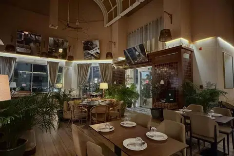 Restoran Cef Akmal Anuar kelihatan kosong di Harummanis Dubai.