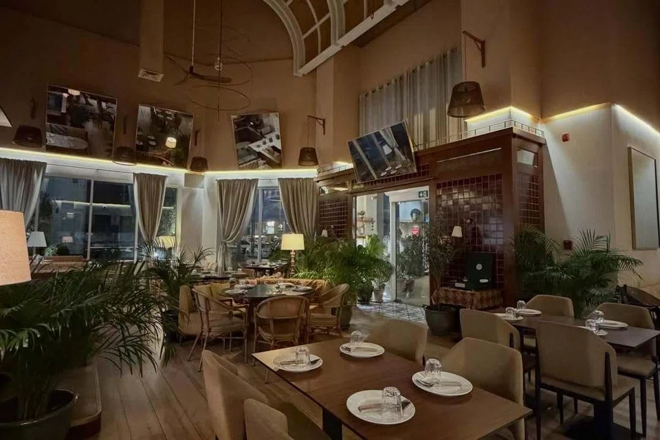 Restoran Cef Akmal Anuar kelihatan kosong di Harummanis Dubai.