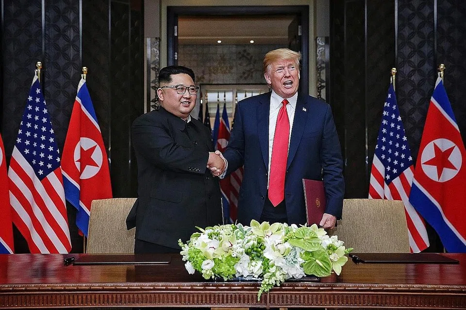PENUH MESRA: Presiden Amerika Donald Trump dan pemimpin Korea Utara Kim Jong Un, yang pernah saling mengecam, bertemu dalam suasana penuh mesra (gambar atas) mengakhiri sidang puncak mereka di Singapura dengan kenyataan bersama yang membuka jalan bagi dunia yang lebih aman. - Foto BM oleh KEVIN LIM