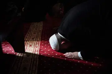 Seorang lelaki bersujud di Masjid Bajrakli di Belgrade.