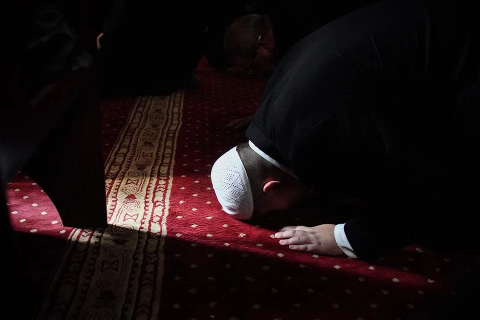 Seorang lelaki bersujud di Masjid Bajrakli di Belgrade.