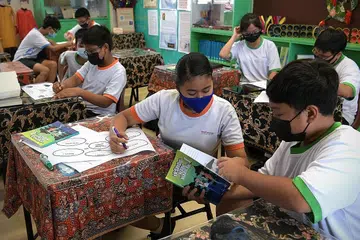 GUNAKAN BUKU NABIL NABILAH DALAM BILIK DARJAH: Murid di Sekolah Rendah Westwood berbincang semasa melakukan aktiviti berdasarkan siri buku Nabil Nabilah semasa kelas Bahasa Melayu mereka. - Foto BH oleh NG SOR LUAN