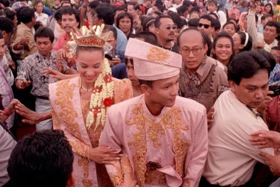 RIUH: Majlis persandingan Fandi Ahmad dengan Wendy Jacobs di padang bola sepak di Yishun dihadiri kira-kira 13,000 orang awam yang ingin meraikan hari bersejarah bintang bola sepak kesayangan mereka. - Foto fail THE STRAITS TIMES