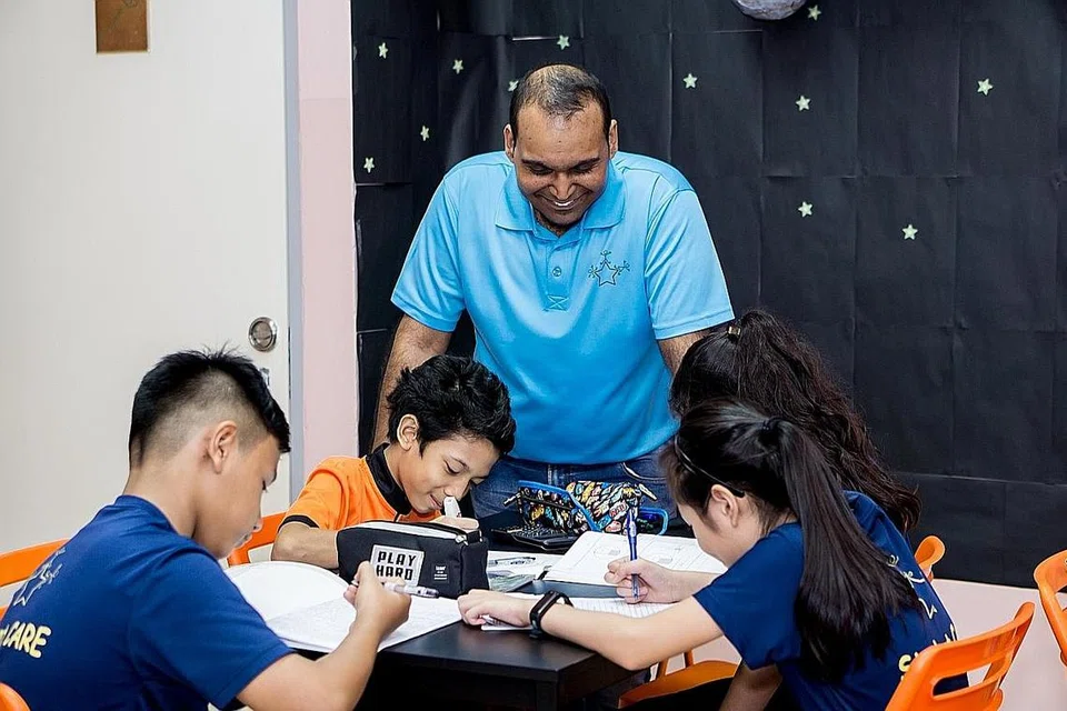 CEKAL: Meski pelbagai cabaran datang bergolek, Mohamad Al-Imran (kiri) kekal berdaya tahan dan dipilih menjadi ketua pengawas sekolahnya. Bersama Imran ialah penyelia pusat penjagaan murid sekolahnya, Encik Navin (tengah). - Foto BM oleh DIYANA TAHA