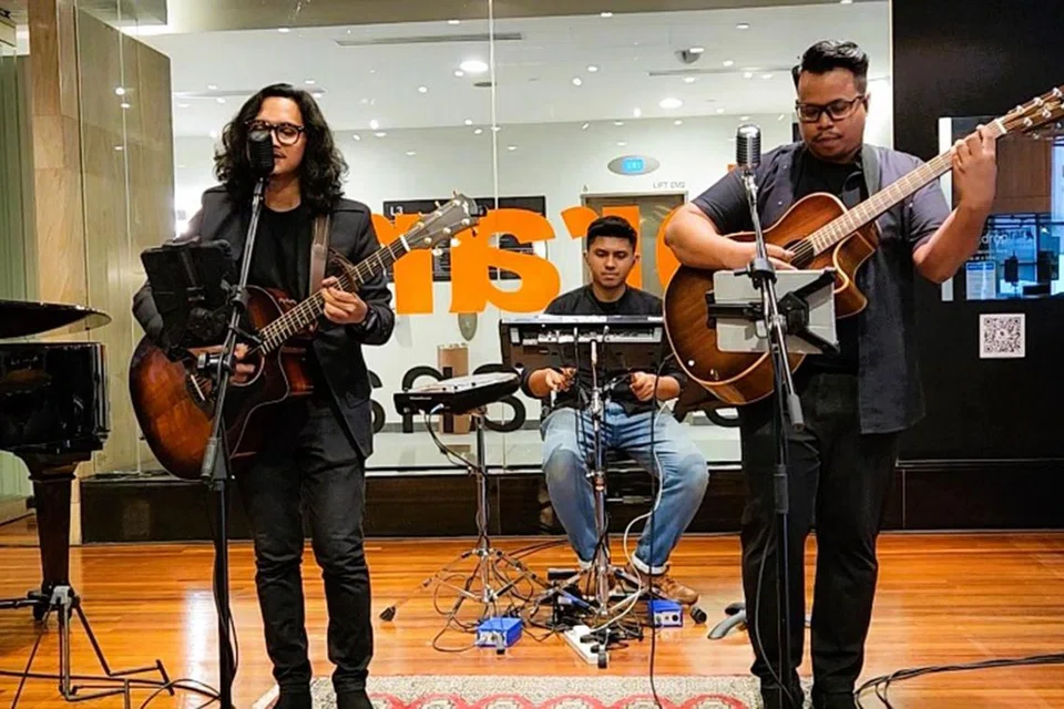 SEPETANG MERAIKAN WARISAN: Persembahan ‘open-mic’ oleh (dari kiri) Muhammad Nur Asran, Muhammad Irfan Mohd Yshzid, dan Muhammad Irwan Zainal. 