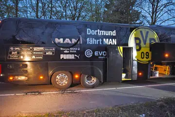 ROSAK SELEPAS LETUPAN: Bas rasmi yang membawa pasukan bola sepak Borussia Dortmund rosak teruk selepas tiga letupan berlaku berhampiran bas itu pada 7.15 malam semalam waktu tempatan, menyebabkan seorang pemain cedera dan cermin bas itu rosak teruk. - Foto REUTERS