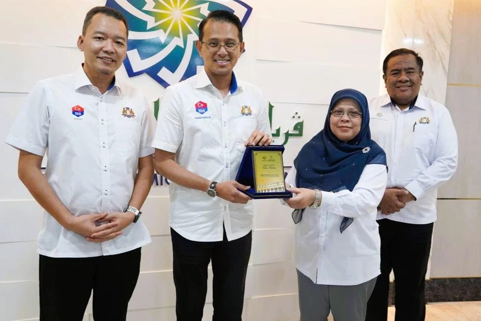 Pengerusi Jawatankuasa Hal Ehwal Agama Islam Johor, Encik Mohd Fared Mohd Khalid (dua dari kiri), menerima cenderamata daripada Pengurus Besar Perbadanan Islam Johor, Datin Paduka Shubanah Yusuf (dua dari kanan). Hadir sama  Timbalan Pengerusi Jawatankuasa Hal Ehwal Agama Islam Johor, Encik Anuar Abd Manap (kiri), dan Timbalan Pengurus Besar Perbadanan Islam Johor, Encik Rudy Rizal Mohd Hanapi.