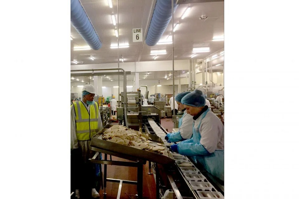 LAKU AUDIT: Encik Fazil (kiri) sedang melakukan audit ujian bagi produk vegan di kilang pengeluaran Marlow Food di Newcastle, Britain. - Foto SIMPLYHALAL INTERNATIONAL