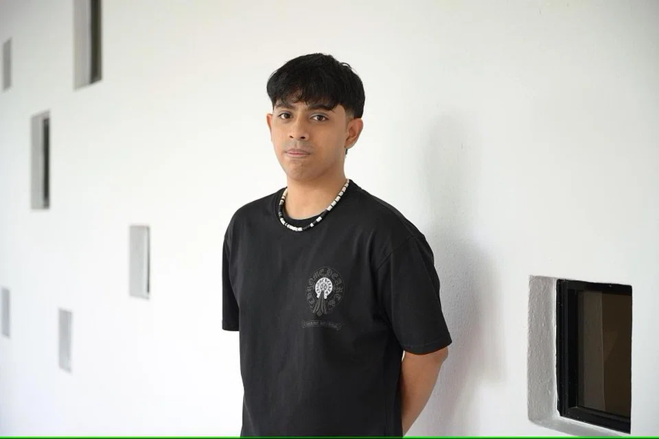 Encik Ricqo Rafiezuwan, 25 tahun, dilahirkan oleh seorang wanita yang tidak berkerakyatan dan telah memberikan Encik Ricqo kepada kenalannya iaitu pasangan Singapura yang tidak mempunyai anak.