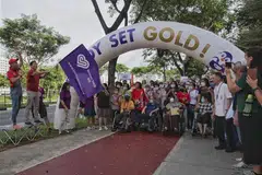 SEDIA, MULA!: Menteri Kesihatan, Encik Ong Ye Kung melancarkan acara jalan kaki untuk amal yang dinamakan 'Charity Walk to Unity with the Community' di 105 Canberra Street, pagi tadi (3 Sep). - Foto BH 
