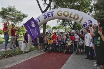 SEDIA, MULA!: Menteri Kesihatan, Encik Ong Ye Kung melancarkan acara jalan kaki untuk amal yang dinamakan 'Charity Walk to Unity with the Community' di 105 Canberra Street, pagi tadi (3 Sep). - Foto BH 