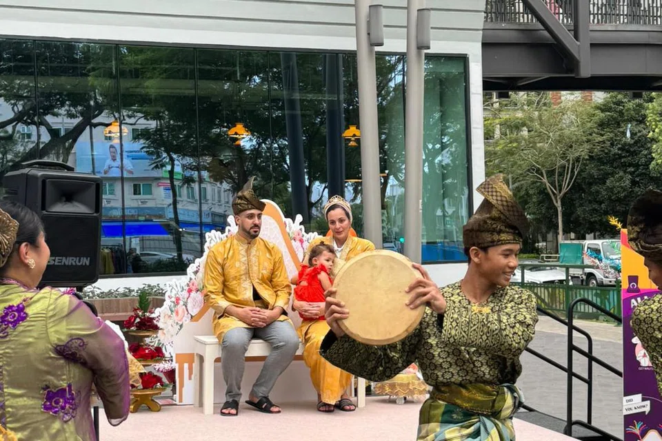 DAYA TARIKAN: Pelancong dari Tunisia yang mengunjungi WGS juga dapat melalui pengalaman majlis kahwin orang Melayu. Jalur Budaya Geylang Serai mengharapkan kegiatan seperti ini dapat memikat pelancong untuk ke WGS.