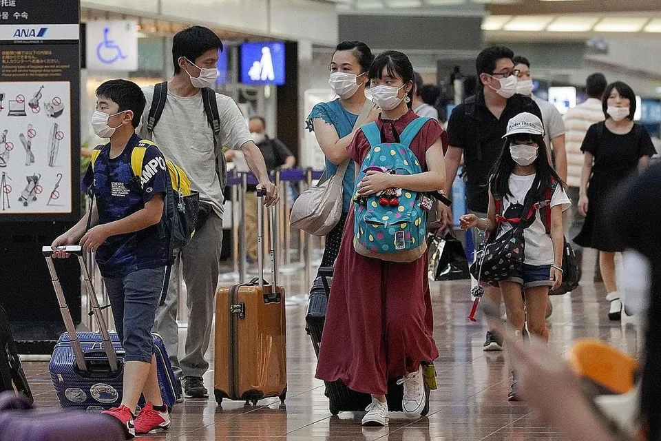 PELANCONGAN DOMESTIK: Kumpulan pelancong berada di Lapangan Terbang Tokyo sedang kerajaan Jepun baru-baru ini melancarkan kempen untuk menggalak pelancongan domestik dalam kalangan warganya. - Foto EPA-EFE
