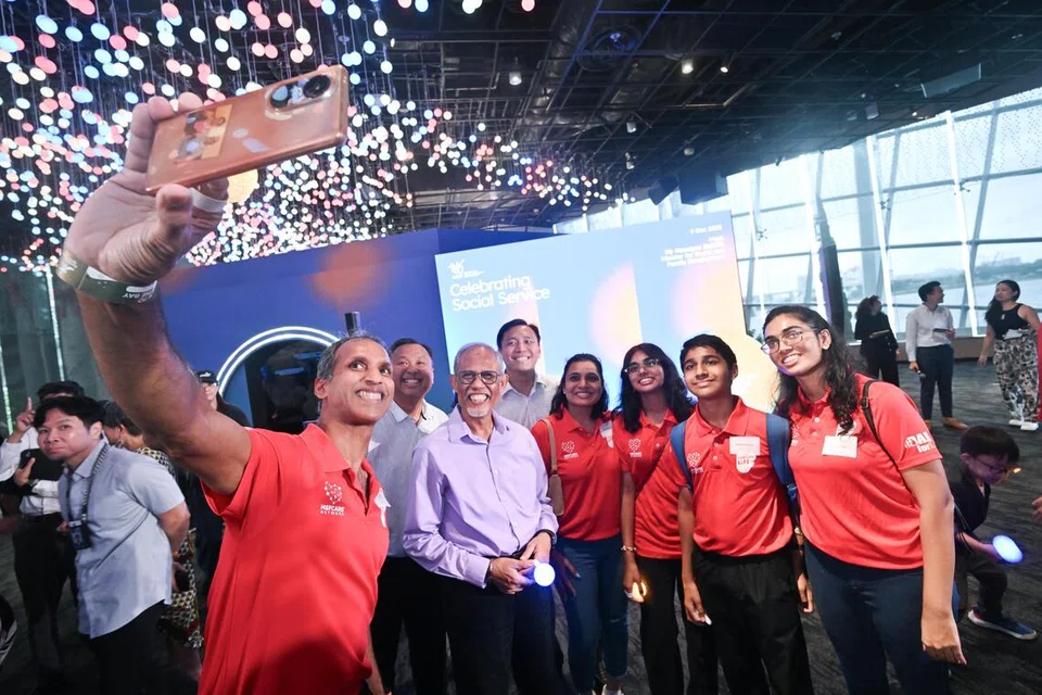 Menteri Pembangunan Sosial dan Keluarga, Encik Masagos Zulkifli Masagos Mohamad (tiga dari kiri) dan Menteri Negara (Ehwal Dalam Negeri merangkap Pembangunan Sosial dan Keluarga), Encik Goh Pei Ming (empat dari kiri) berswafoto bersama sukarelawan Keluarga Sepanjang Hayat (FFL) selepas acara penghargaan MSF di Gardens by the Bay pada 9 Disember.  