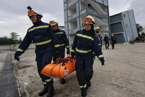 DIBERI KUASA LEBIH JELAS: Pegawai SCDF akan diberi kuasa undang-undang lebih jelas tangani pelbagai jenis insiden yang mempunyai risiko kepada keselamatan orang awam. - Foto fail