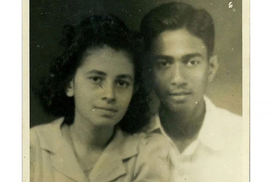 KENANGAN MANIS: Encik Nathan bergambar bersama bakal isteri, Cik Urmila Nandey, di Johor Bahru pada Jun 1945.
