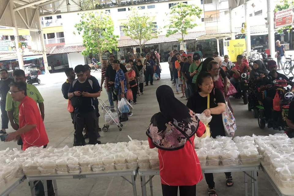 Penduduk di kejiranan Yishun amat mengalu-alukan pengagihan bubur yang diadakan di kawasan terbuka berhampiran Blok 293, Yishun Street 22, pada 2024 dengan kerjasama Masjid Darul Makmur dan Jawatankuasa Eksekutif Kegiatan Melayu (MAEC) Nee Soon East. 