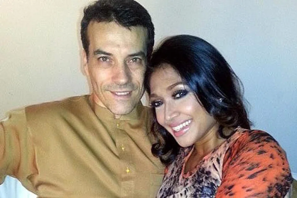 DISURUH BERHENTI: Ajai berharap Nurul (atas, bersama suami barunya Eric Depp) berhenti menulis tentang kisah lama mahupun sebut namanya di laman blog atau media.- Foto fail MEDIACORP SURIA 