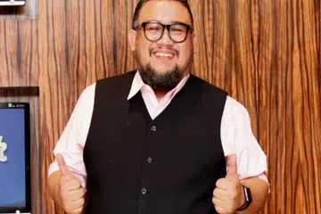 HUBUNGAN BAIK: Afdlin Shauki berkata hubungan isterinya, yang bekerja dengannya, dan bekas isteri serta anak-anaknya baik. 