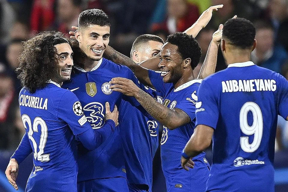 GEMBIRA: Havertz (dua dari kiri) merai bersama rakan-rakannya golnya yang memberi kemenangan dan tiket untuk Chelsea mara seterusnya di Salzburg kelmarin. 
