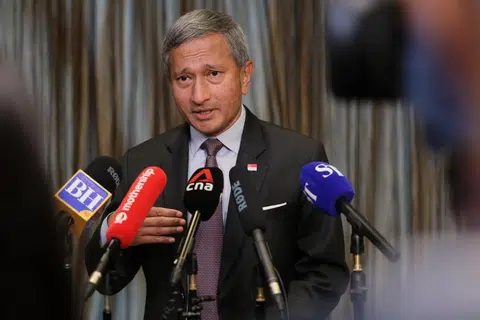 Menteri Ehwal Luar, Dr Vivian Balakrishnan, ialah antara 70 orang yang menerima surat peras ugut yang mengandungi gambar lucah yang diubah pada Mac dan April 2024.