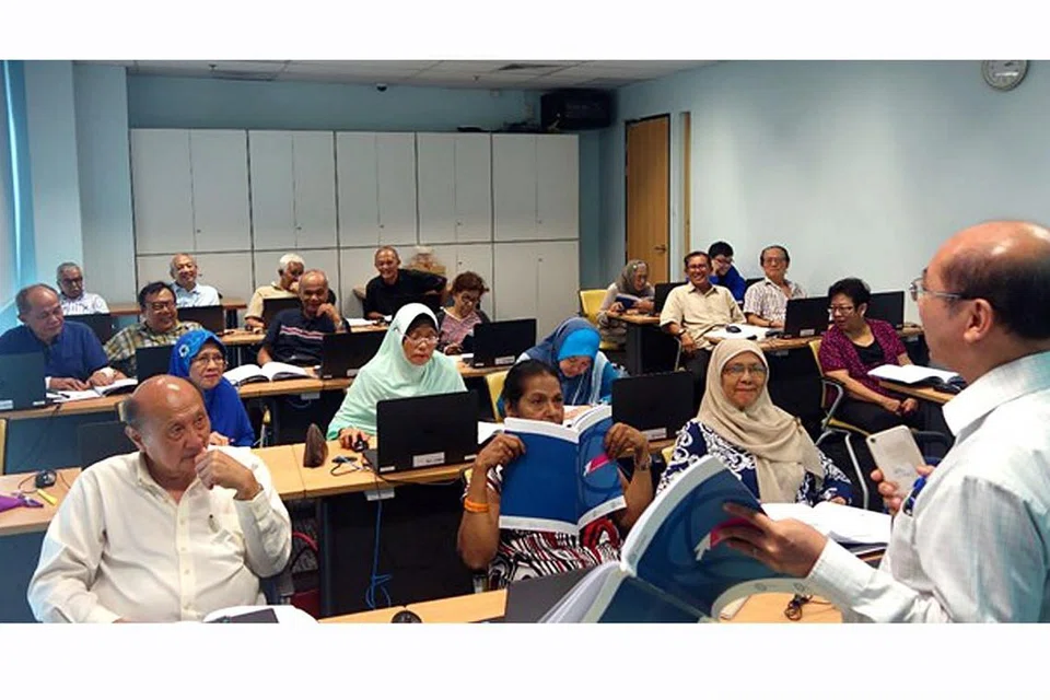 SOKONG RAKAN: Encik Yunos (duduk di barisan belakang sekali, dua dari kiri) menggalakkan malah menyertai rakan-rakannya mengikuti kursus kemahiran asas komputer. - Foto SSA Consulting Group