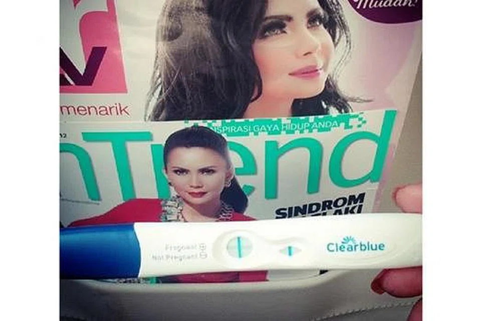 POSITIF HAMIL: Rozita Che Wan memuat naik gambar kit kehamilan yang menunjukkan tanda positif beliau hamil, di akaun Instagramnya. - Foto INSTAGRAM ROZITA CHE WAN