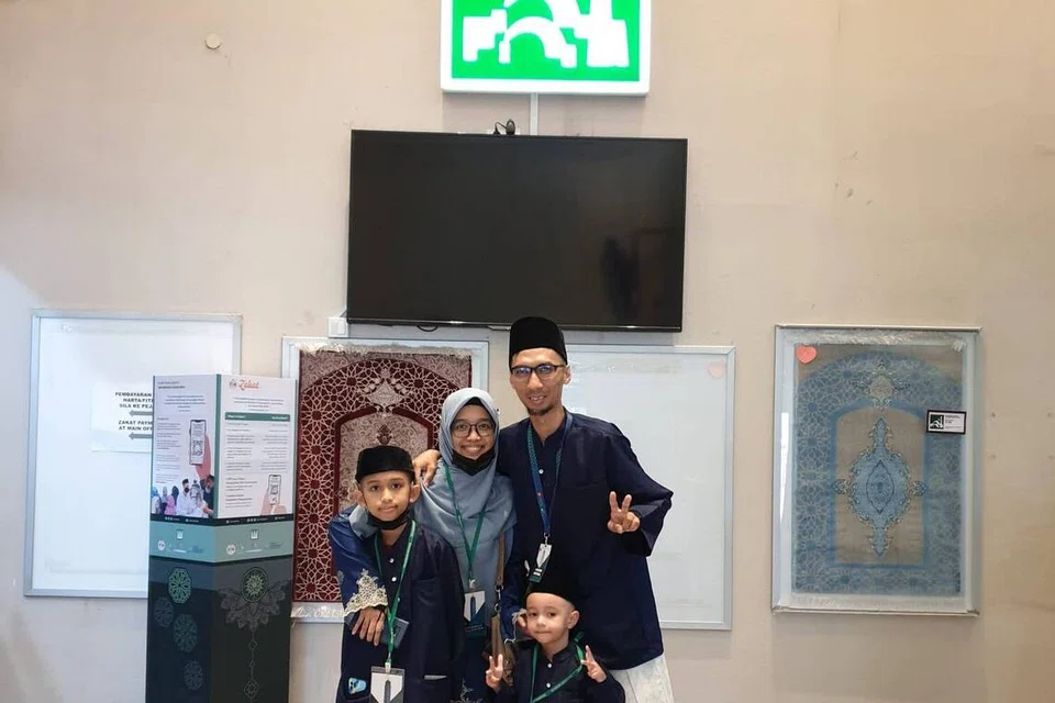 Encik Muhammad Dzulkifly Ahmad Kandias Abdul Ghani (kanan) mula mengenali isterinya, Cik Karmilah Hafid (dua dari kiri) di Masjid En-Naeem pada Hari Raya Aidilfitri 2023. Bersama mereka ialah dua anak lelaki mereka, Muhammad Adam Muhammad Dzulkifly, kini 14 tahun (kiri) dan Muhammad Ahnaf Muhammad Dzulkifly, kini 8 tahun (dua dari kanan).