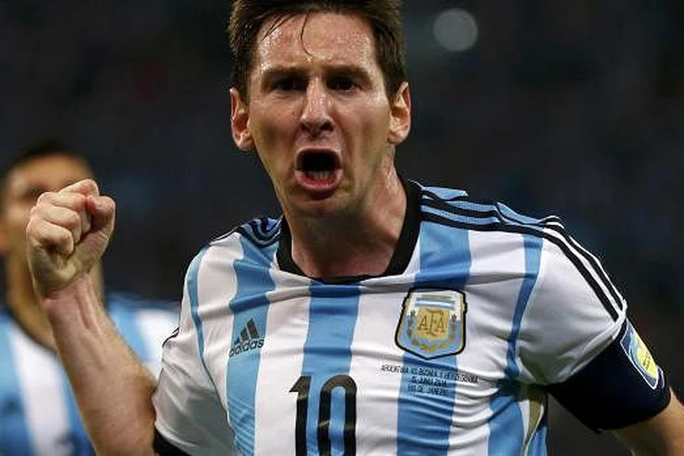 KEUNGGULAN MESSI: Penyerang Argentina Lionel Messi meraikan jaringan gol semasa perlawanan Kumpulan F menentang Bosnia-Herzegovina di Stadium Maracana di Rio de Janeiro pagi tadi. - Foto