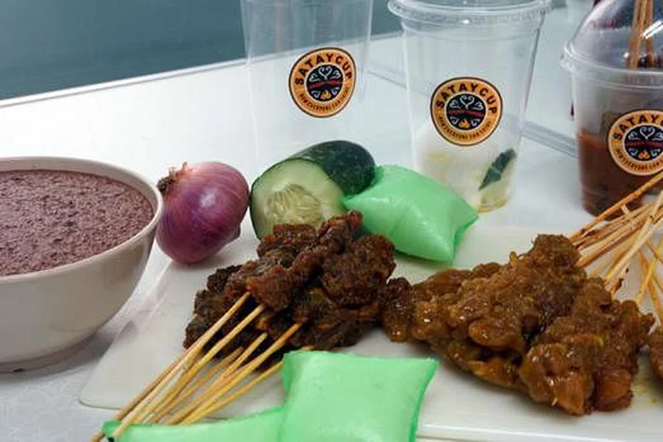 LENGKAP: Walaupun kelihatan ringkas, sate Satay Cup tetap disediakan lengkap dengan ketupat, bawang dan timun.
