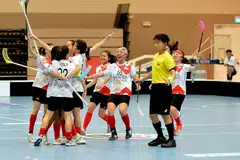 PENGORBANAN DIIKTIRAF: Kejayaan pasukan floorball wanita (gambar atas) melayakkan diri ke Kejohanan Dunia tahun lalu diiktiraf dengan anugerah Pasukan Terbaik yang akan disampaikan di majlis di Marina Bay Sands pada Rabu depan. Schooling pula akan dicabar dua atlit lain untuk merebut Olahragawan Terbaik tahun ini. - Foto fail
