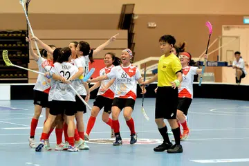 PENGORBANAN DIIKTIRAF: Kejayaan pasukan floorball wanita (gambar atas) melayakkan diri ke Kejohanan Dunia tahun lalu diiktiraf dengan anugerah Pasukan Terbaik yang akan disampaikan di majlis di Marina Bay Sands pada Rabu depan. Schooling pula akan dicabar dua atlit lain untuk merebut Olahragawan Terbaik tahun ini. - Foto fail
