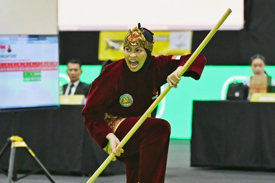 Pesilat Singapura, Nurin Insyirah Mohamed Aidil, tewas kepada pesilat Brunei Darussalam, 9.915 - 9.945, di peringkat separuh akhir acara seni tunggal puteri di Dewan Impact Forum, Bangkok pada 14 Disember.