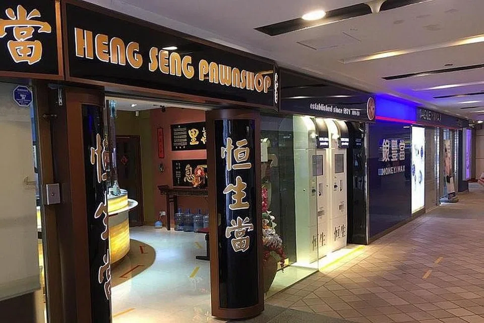 TREND POSITIF: Kedai Pajak Gadai Heng Seng di Toa Payoh Central menyaksikan sekitar 100 pelanggan sehari sekarang. Didapati lebih ramai orang lebih senang menebus daripada memajak barang kemas mereka. 