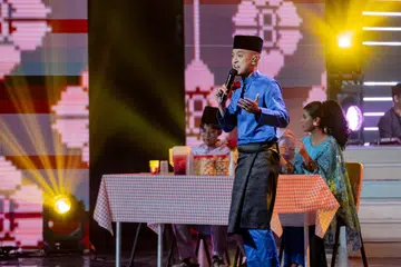 Pada ‘Sinar Lebaran 2025’, salah satu lagu Raya yang dinyanyikan vokalis, Newboyz, Tomok, adalah ‘Hari Raya Bahagia’ yang merupakan dendangan asal Allahyarham Jay Jay.