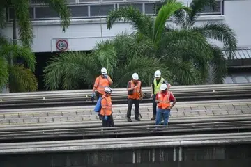Kakitangan memeriksa landasan tren di stesen LRT Segar pada 18 Mei selepas seorang lelaki terjatuh ke landasan dan meninggal dunia.