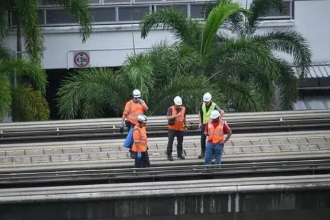 Kakitangan memeriksa landasan tren di stesen LRT Segar pada 18 Mei selepas seorang lelaki terjatuh ke landasan dan meninggal dunia.