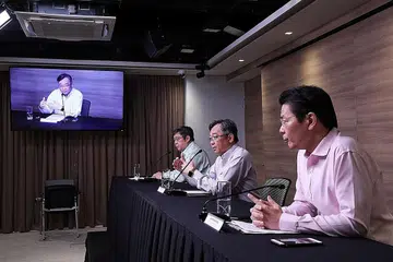 LANGKAH BARU: (Dari kiri) Pengarah Perkhidmatan Perubatan, Profesor Madya Kenneth Mak, bersama Encik Gan dan Encik Wong sewaktu sidang media pasukan bertindak khas untuk menangani penularan Covid-19 semalam, untuk mengumumkan langkah pencegahan tambahan baru untuk membendung penularan virus itu di sini. - Foto MCI