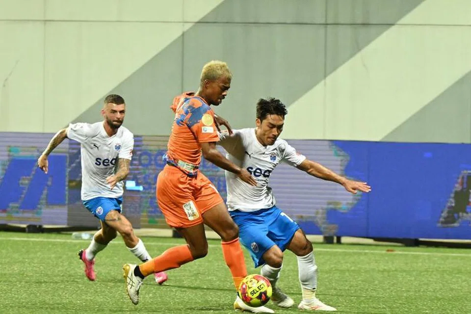 Pemain pertahanan Albirex Niigata, Stevia Egbus Mikuni (kiri), bersaing dengan pemain tengah Lion City Sailors, Song Uiyoung (kanan), dalam perlawanan Perisai Masyarakat pada 4 Mei di Stadium Jalan Besar.