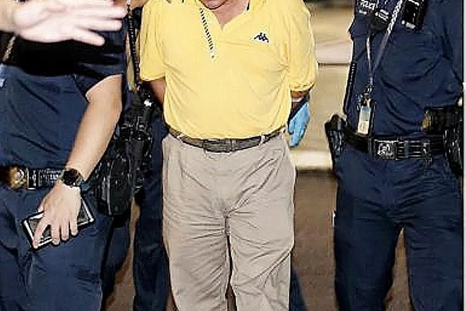 DIDAKWA: Chong Kim Hoe (atas) menghadapi tiga tuduhan kerana memandu dengan berbahaya dalam kemalangan di Lucky Plaza tahun lalu. Dua orang pembantu rumah terkorban dalam nahas tersebut. Ikat jamin Chong telah ditetapkan $15,000 dan persidangan pra-perbicaraannya akan diadakan pada 25 September. - Foto fail 