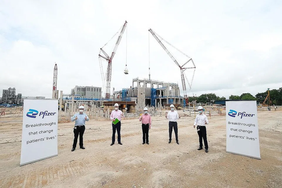 KOMITMEN KEPADA SINGAPURA: Encik Gan Kim Yong (tengah) bersama para pegawai EDB dan Pfizer di tapak kilang baru Pfizer di Tuas semalam. - Foto PFIZER